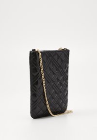 Czarna pikowana torebka o prostokątnym kształcie, z złotym łańcuszkiem oraz gładką fakturą, podkreślająca wzór diamentowy.