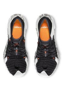 Schwarze Sportschuhe mit texturiertem Obermaterial, orangefarbenen Akzenten und einer grauen Gummisohle. Verfügt über ein Schnürsystem mit Zugband für eine anpassbare Passform.