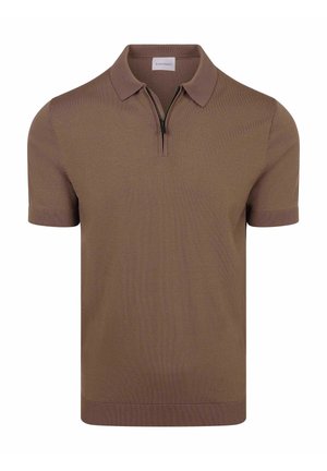 Bruine gebreide poloshirt met korte mouwen, een halve ritssluiting bij de kraag en geribbelde boorden en zoom, weergegeven op een witte achtergrond.