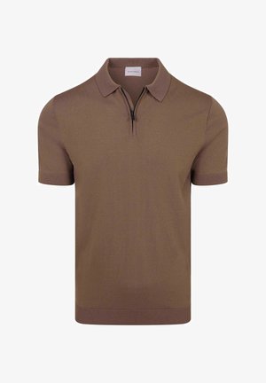 Bruine gebreide poloshirt met korte mouwen, een halve ritssluiting bij de kraag en geribbelde boorden en zoom, weergegeven op een witte achtergrond.