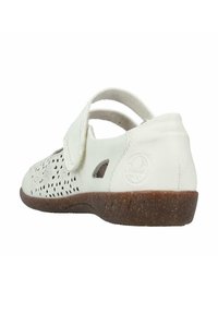 Weißer perforierter Ledersandale mit Klettverschluss, korkähnlicher Sohle und gebogenem Absatzdesign, ausgestattet mit Ausschnitten für Belüftung.