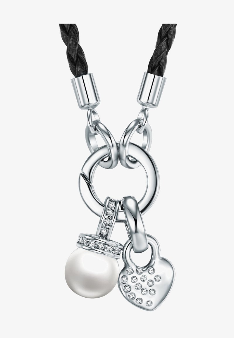 Sølv charm halskæde med flettet sort læder. Har en perle charm, et hjertevedhæng med små sten og sammenkoblede ringe.