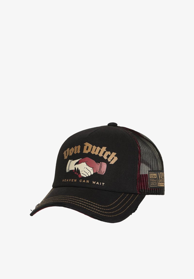 Casquette de camionneur noire avec dos en mesh, arborant un imprimé graphique de mains jointes et le texte "Von Dutch" en or et rouge.