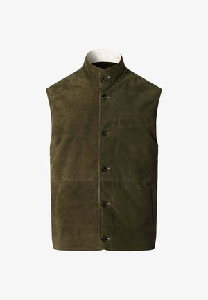 Mouwloos donker groen suède vest met hoge kraag, vijf knopen aan de voorkant, één borstzak met biezen en twee zijzakken.