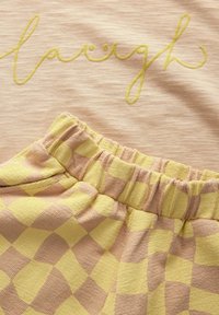 Next SHORT SLEEVE AND WIDE LEG- REGULAR FIT SET - Tygbyxor - yellow checkerboard