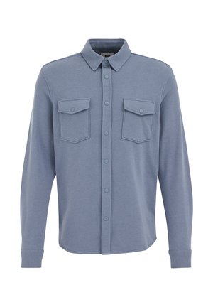 Košulja dugih rukava u nježnoj plavoj tkanini, s vrhovnim ovratnikom, dva džepa na prsima, prednjim dijelom na kopčanje gumbima i zaobljenim rubom.