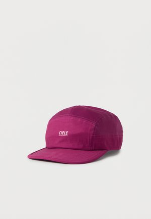 Gorra morada de cinco paneles con visera curva y logo blanco "CIELE" centrado en el panel frontal, sobre un fondo gris claro liso.