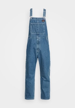 Pantalones de mezclilla en azul medio con tirantes ajustables, bolsillo frontal y diseño de pierna recta. Cuenta con costuras clásicas y bolsillos laterales.