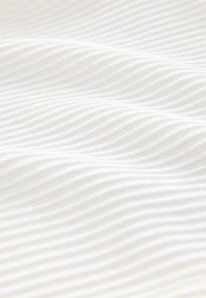 Balts audums ar smalkām, horizontālām viļņotām svītrām. Mīksta faktūra ar izsmalcinātām detaļām, kas rada vieglu, gaisīgu izskatu.