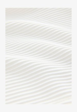 Balts audums ar smalkām, horizontālām viļņotām svītrām. Mīksta faktūra ar izsmalcinātām detaļām, kas rada vieglu, gaisīgu izskatu.