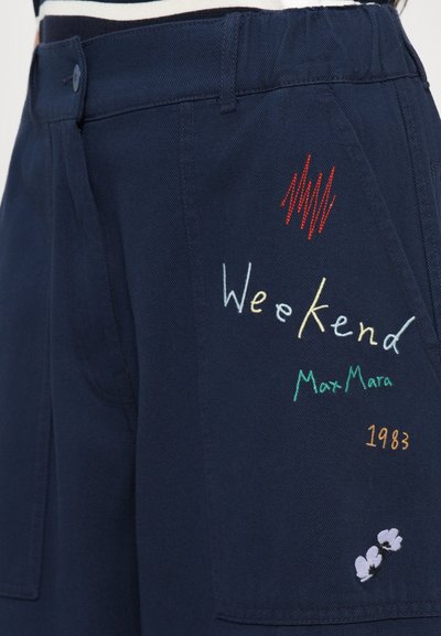 Şorturi bleumarin din bumbac, cu broderie colorată având inscripțiile „Weekend”, „MaxMara” și „1983”, plus un design floral pe tiv.