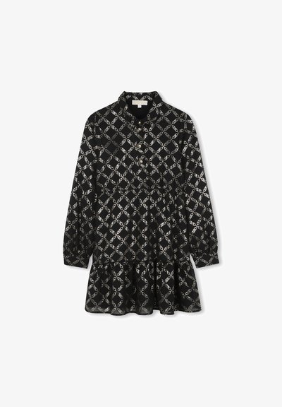 Juoda suknelė su ilgomis rankovėmis, apykakle ir daugiasluoksniu apačiu. Papuošta balta grandinės raštu ir auksinėmis mygtukais priekyje.