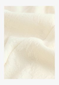 Vybráno, ecru white