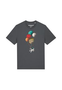 Dunkelgraues T-Shirt mit einem Grafikdruck eines Astronauten, der farbenfrohe, planetenförmige Luftballons hält. Kurze Ärmel und runder Ausschnitt.