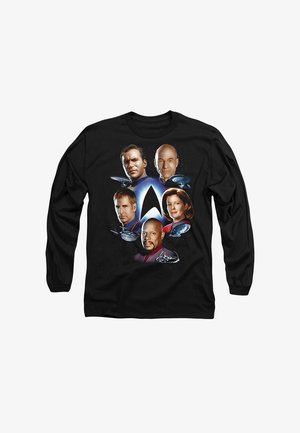 Schwarzes Langarmshirt mit einem bedruckten Design von fünf Charakteren und Raumschiffen, mit einem zentralen Starfleet-Insignium in Blau und Weiß.