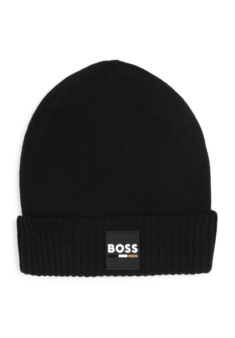 Bonnet tricoté noir avec un revers et un patch logo rectangulaire affichant le mot "BOSS" en blanc, noir et or. Texture douce.