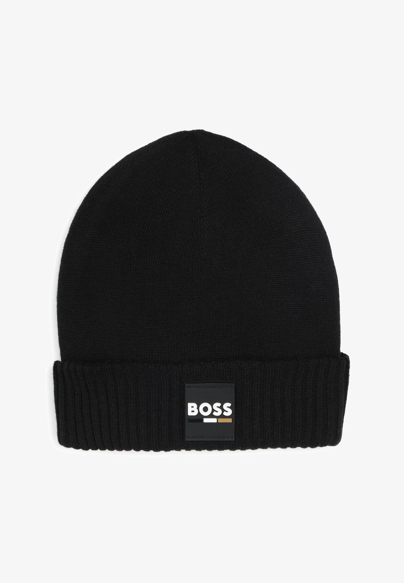 Bonnet tricoté noir avec un revers et un patch logo rectangulaire affichant le mot "BOSS" en blanc, noir et or. Texture douce.