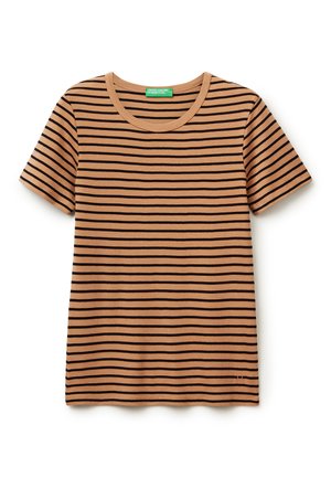 T-shirt brun à manches courtes avec des rayures horizontales noires, un col rond et une texture douce. Petit logo près de l'ourlet.