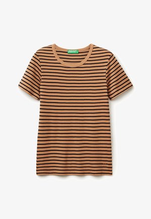 Bruine t-shirt met korte mouwen, voorzien van horizontale zwarte strepen, een ronde halslijn en een zachte textuur. Kleine logo-accent nabij de zoom.