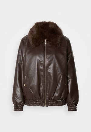 Braune Lederbomberjacke mit einem plüschigen Fellkragen, gerippten Bündchen, Reißverschluss und seitlichen Taschen mit Druckknöpfen. Glatte Textur.