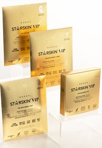 Masques Starskin VIP dans un emballage en feuille dorée. Comprend des masques pour le visage, les mains, les pieds et les yeux. Chaque design met en avant le type de produit et ses bienfaits.