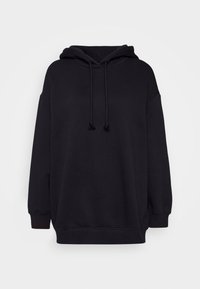 Felpa nera oversize con tasca frontale, cappuccio con lacci e polsini e orlo a coste su uno sfondo bianco semplice.
