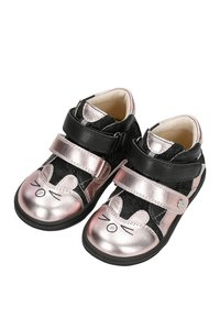 Czarno-różowe dziecięce buty z metalicznymi, różowymi akcentami, z wzorem w kształcie twarzy kota, z rzepami i teksturowanym czarnym wierzchem.