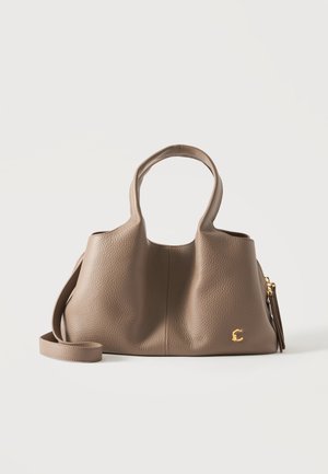 Sac à main en cuir texturé taupe avec double poignée, une bandoulière détachable et un petit emblème doré en bas à droite.