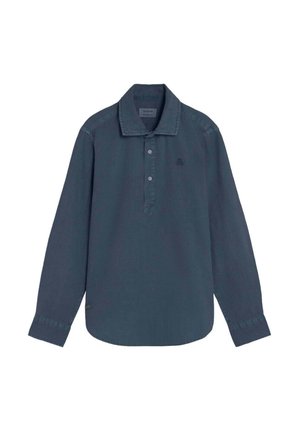 Polo de manga larga azul oscuro con cuello y tres botones en la tapeta, con un sutil logo bordado en el pecho izquierdo.