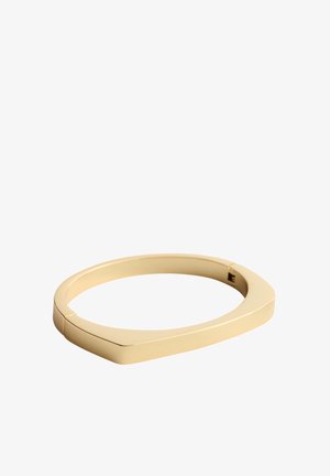 Bracelet en métal doré avec une forme carrée lisse, plate et légèrement arrondie, doté d'un fermoir à charnière.