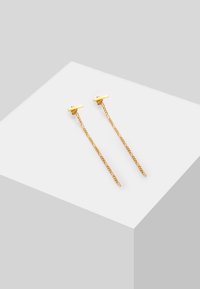 Pendientes de oro con un diseño de cadena larga y delgada, con extremos rectangulares y una superficie texturizada, sobre un fondo gris claro.