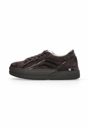 Sneaker basse in camoscio nero con allacciatura frontale, suola spessa e dettagli discreti del marchio sul lato e sul tallone.