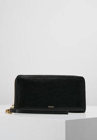 Portafoglio in pelle nera con superficie liscia, chiusura con zip e tracolla staccabile. Presenta un logo dorato sul fronte.
