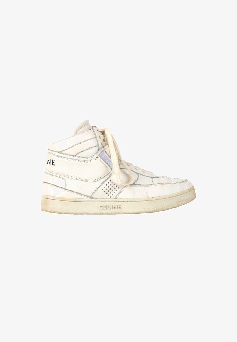 Sneakers montantes blanches avec lacets, semelle texturée, panneau latéral perforé, et marquage "CELINE" sur le talon et la semelle.