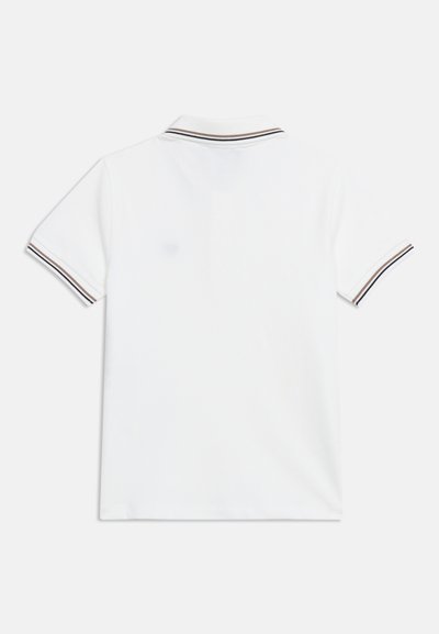 Polo blanc à manches courtes avec double rayures marron et noires sur le col et les poignets des manches, vu de dos sur fond blanc.