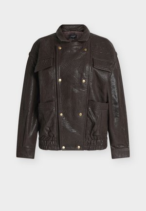 Veste marron en similicuir avec col montant, poches avant, ferrures dorées et finition texturée. Conception avec taille cintrée.