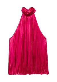 Abito halter fucsia con una morbida texture plissettata e scollatura drappeggiata, caratterizzato da due bottoni al colletto e una silhouette fluida.