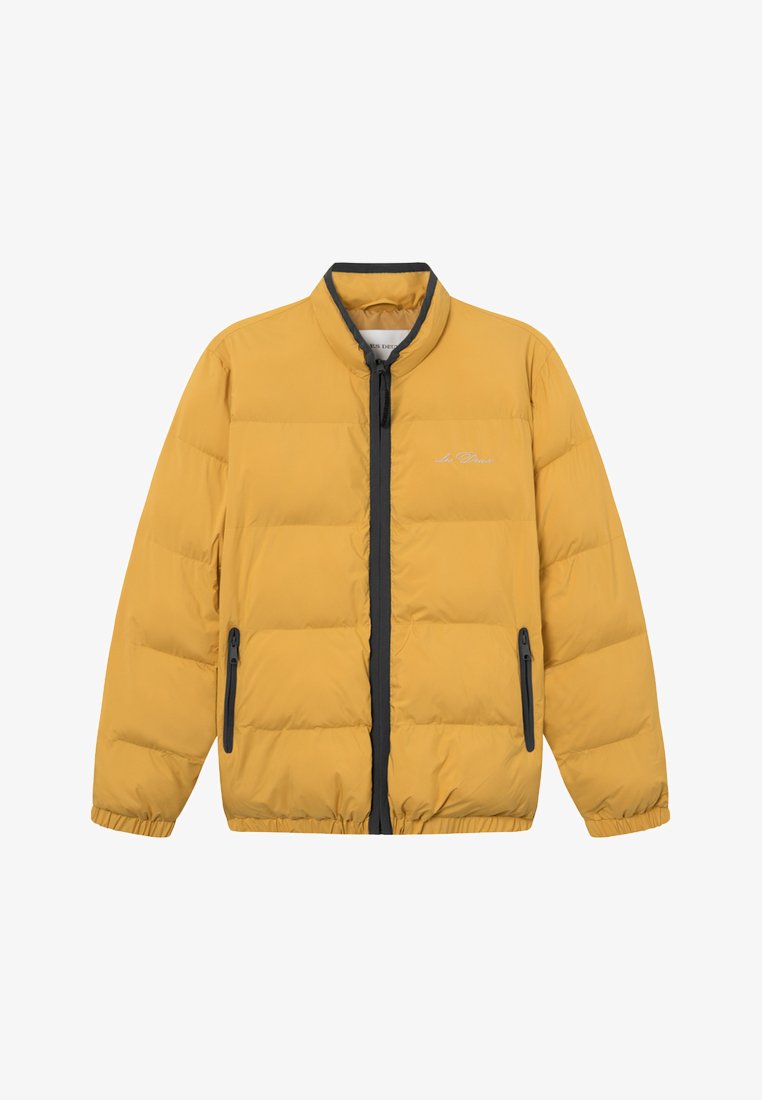 Veste rembourrée jaune avec un col haut, fermeture éclair sur le devant et deux poches latérales avec des accents sombres. Texture lisse et design matelassé.