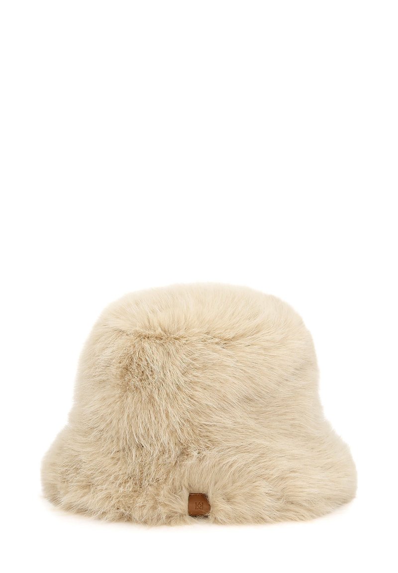 Lys beige faux fur bucket hat med en blød tekstur, rund top og et lille mærke i læder på siden.