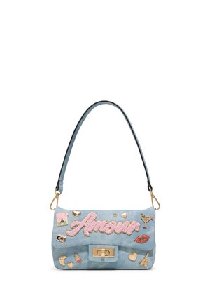 Sac à main bleu clair avec fermoir doré, texte rose « Amour » et patchs décoratifs de cœurs, lèvres, Tour Eiffel, cocktail, appareil photo et rouge à lèvres.