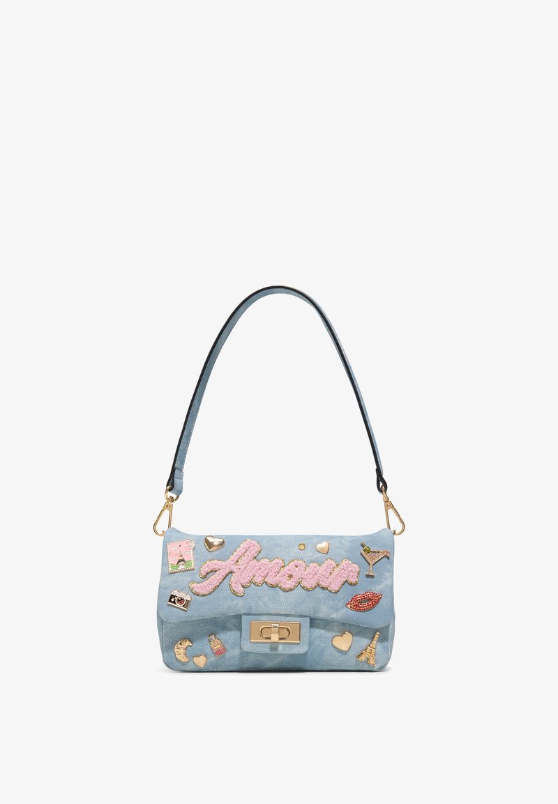 Sac à main bleu clair avec fermoir doré, texte rose « Amour » et patchs décoratifs de cœurs, lèvres, Tour Eiffel, cocktail, appareil photo et rouge à lèvres.