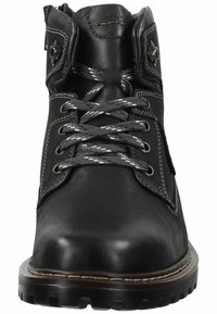 Bota de cuero negra con cordones grises, ojales plateados y costuras azules. Presenta una puntera redondeada y una suela texturada para mayor tracción.