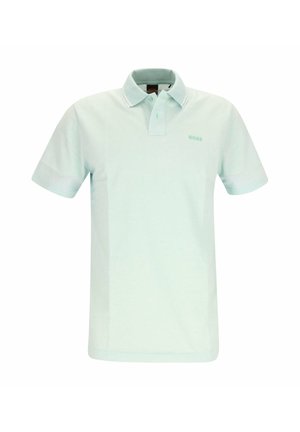 Hellblaues Poloshirt mit kurzen Ärmeln, Kragen und Zwei-Knopf-Leiste, mit kleinem Logo auf der linken Brust.