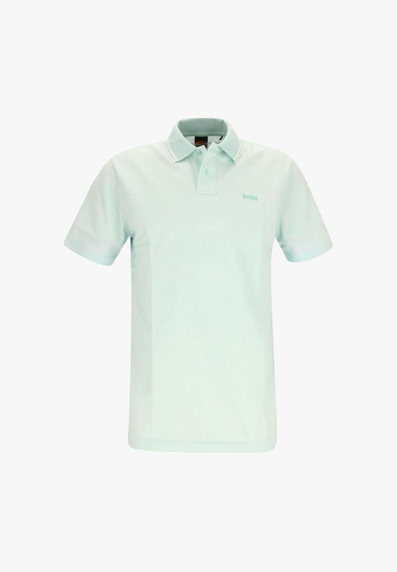 Polo bleu clair à manches courtes avec col et patte à deux boutons, avec un petit logo sur le côté gauche de la poitrine.