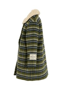 Cappotto a quadri verde con colletto in eco-pelliccia crema, tasca laterale e etichetta sulla manica. Realizzato in un tessuto morbido e texturizzato.