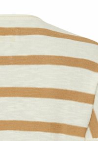 Cremfarbener und braun gestreifter Strickpullover mit rundem Ausschnitt und weichem Material. Die Streifen sind gleichmäßig verteilt und verschmelzen subtil.
