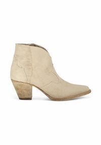 Stivaletti beige alla caviglia con punta affusolata, tessuto testurizzato, cuciture decorative e tacco in legno impilato. Cerniera laterale per una vestibilità facile.