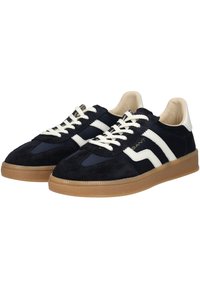 Sneakers blu navy con accenti bianchi, superiore in suede e tessuto, suola in gomma, e chiusura classica con lacci. Presenta due strisce bianche.