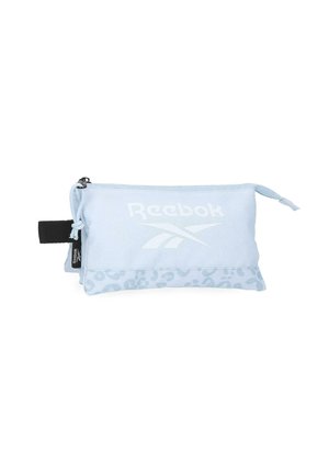 Bolsa de Reebok azul claro con cremallera, correa lateral negra y un sutil detalle de estampado de leopardo a lo largo del borde inferior.