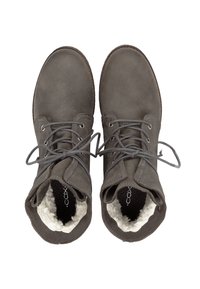 Botas de tobillo de ante gris con diseño de cordones, suave forro blanco y punta redondeada. Las suelas son oscuras y texturizadas para ofrecer agarre.